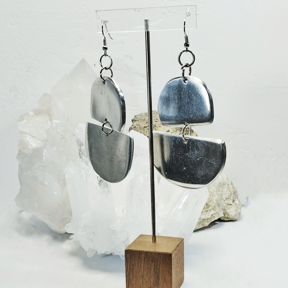 AL17371 2 half moon earrings. Temasarte Vestopazzo Canary Islands aluminum jewelry. T-mas, art and gifts 